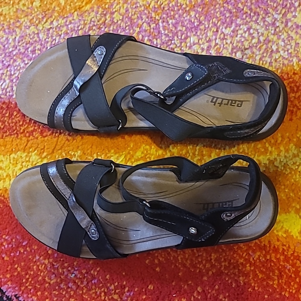 Brand New Earth Women’s Black Sandals. Size 8W Soft footbed.